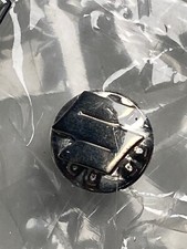 1 Stück Pin Anstecker Suzuki LOGO Chrom-/Silberfarben Fanartikel Emblem