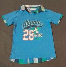 Blaues T-Shirt mit Kragen von