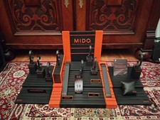 schweizer Uhrenhersteller Mido Uhrendisplay inklusive Dekoteile