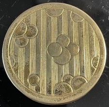 Alte Puderdose aus Messing von 4711 mit stilisiertem Design mit Wolken und Regen