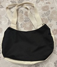 zwei kleine Handtaschen von Reisenthel in blau und schwarz