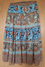 Schwingender Stufenrock im