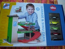 Siku 93070 Holz Garage mit Lift und 5 Autos "WORLD SERIE" NEU OVP--