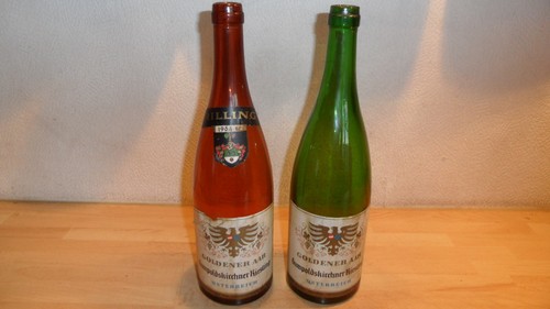 Zwei alte leere weinflaschen - zwei,