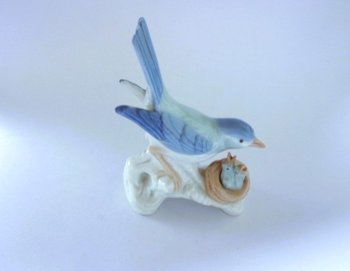 Porzellan vogel mit junge - junge, im