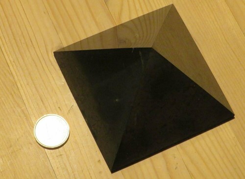 Schungit pyramide - *, *