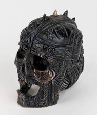 Geschnitzter Krieger-Schädel mit Helm und Ornamenten aus Rinderhorn