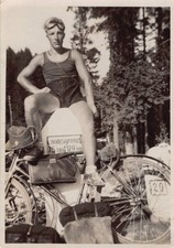 Radfahrer rastet nach langer