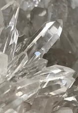 Teakholz Tablett + 3 Kilo EDELSTEIN Mineralien Großstufe mit Bergkristall Druse