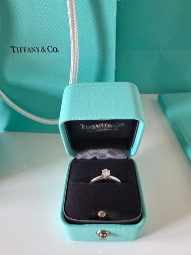 Tiffany setting - &,