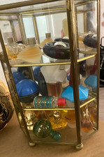 Kleine schöne Vitrine mit diversen Parfumminiaturen