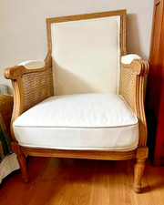 Gepolsterter Sessel mit Rattangeflecht in der Armlehne aus Spanien