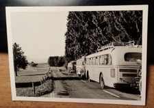 Straße mit Mercedes Bus