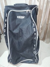 Zum Verkauf steht eine umfangreiche Hockeyausrüstung für ein 8-10 jähriges Kind.