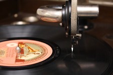 Tischgrammophon GRAMOLA ; The