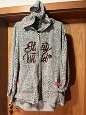 Jacke mit Kapuze von Tredy, Gr. 46, Animaldruck, Schriftzug aus Pailletten