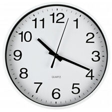 Klassische Quarz-Wanduhr