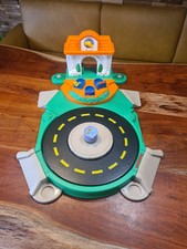 Fisher-Price Little People Autobahn Straße mit Sound Discovery Village