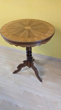 Kleiner runder Intarsientisch mit gedrechseltem Fuß und Dreifuß-Stand