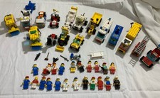 LEGO City Konvolut mit 21 Minifiguren und 16 Fahrzeugen