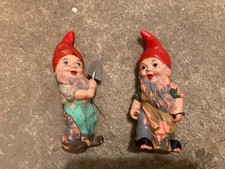 2 Heissner-Gartenzwerge (Set) aus Keramik, 22 und 23 cm groß