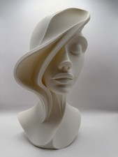 Frauenbüste mit Sidecut