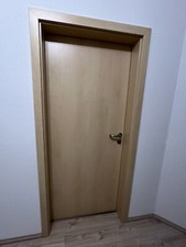 Massive Holztür mit Zarge