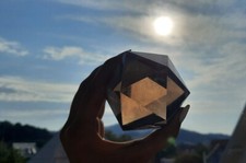 Ikosaeder-Mathematisches Design Objekt aus Rauchquarz
