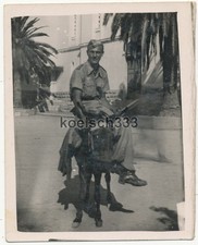 Foto Soldat der Luftwaffe in Tropenuniform auf einem Esel in Italien