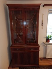2 Anrichten im englischen Stil, Kirschbaum, Glasfenster + -regale 