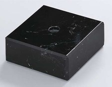Schwarze Marmorsockel mit