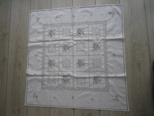 aufwändig bestickte