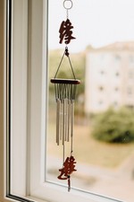 Windspiel aus Holz & Metall–Harmonische Klänge, Deko für Fenster, Balkon &Garten