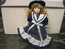 Puppenhaus-Del Prado. Porzellan Puppen mit Hut in Marine Kleid.Ca.15cm. Sammlung