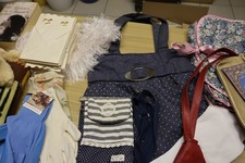 Trödel Flohmarkt Haushaltsauflösung  Taschen Kerzen Decke Handschuhe usw