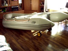 Schlauchboot mit Motor.