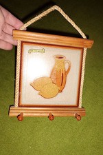 Fliese mit 3 Haken, in Holz eingearbeitet, zum Aufhängen von Geschirrtüchern. 