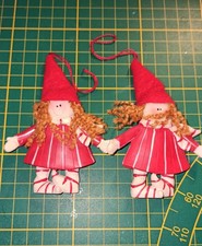 Süßer rot/weiße Wichtel zum Hängen 10 x 7 x 3 cm