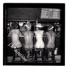 Nudismus NACKT AN DER BAR -