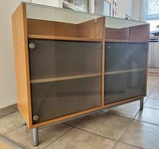 Vitrinenschrank aus Holz mit Glastüren und Glasplatte, teils Milchglas