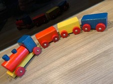 Alte Holz-Eisenbahn, mind. 70er, kompl. m. Lokomotive + 3 Wagen Holzklötzchen