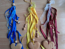 Deko-Herz mit Schleife und Bänder zum Hängen, verschiedene Größen und Farben