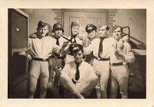 Budenzauber deutsche Soldaten mit Unterhose Stahlhelm Bajonett Halle Saale