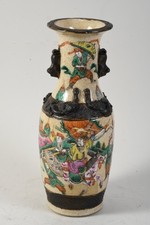 P45R38- China Krakelee Porzellan Vase reliefiert handbemalt mit Kampfszene