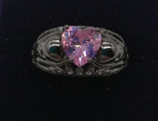 GESCHWÄRZTER RING MIT GLITZERNDEN  HERZ STEIN IN ROSA  Gr. 63 / 20 mm