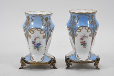 C26M67- Paar Porzellan Kerzenhalter handbemalt Messingmontierung Frankreich