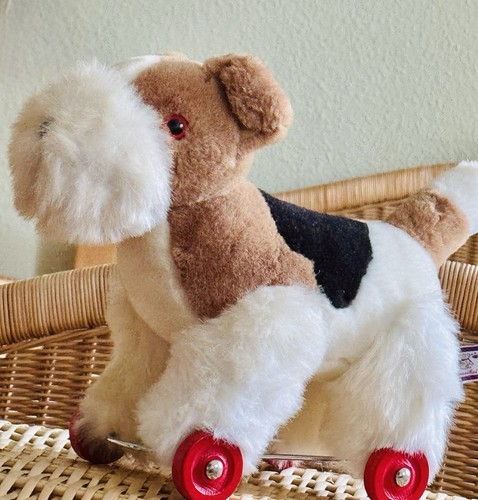 Vintage foxterrier auf rädern - vintage,