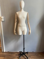 Deko- Puppe, Korpus aus Leinen, Arme/Hände aus Holz, Fuss Metall schwarz