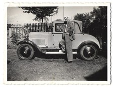 Fotografie Auto Cabrio, Fahrer mit Haube & Schutzbrille lehnt lässig am Cabriol 