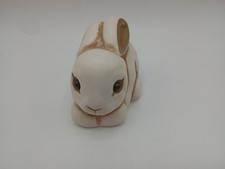 Thun Hase Osterhase Keramik Osterdekoration, Sitzend mit Ei, Botzener Figur 